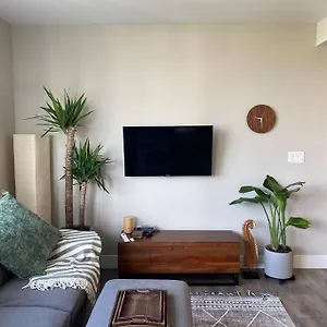 Lovely 1 Bedroom With Free Parking Onsite , Victoria Canada