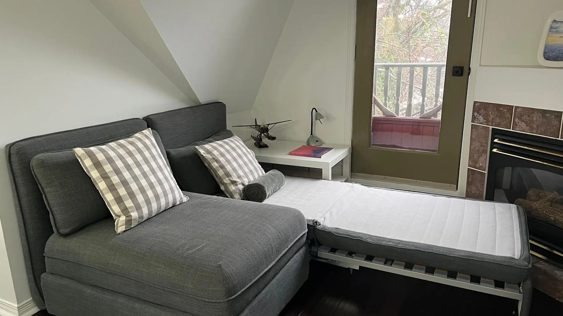 Apartment Bright, Private, Peaceful Suite With Retail Conveniences Steps Away Toronto