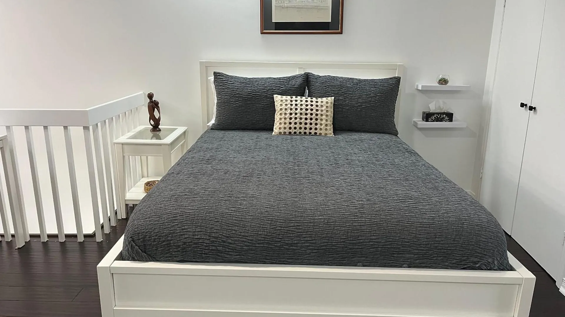 Apartment Bright, Private, Peaceful Suite With Retail Conveniences Steps Away Toronto