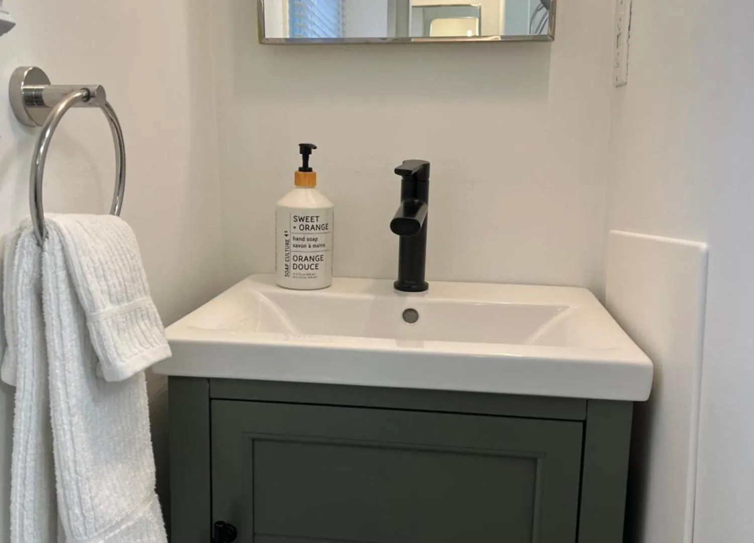 Apartment Bright, Private, Peaceful Suite With Retail Conveniences Steps Away Toronto