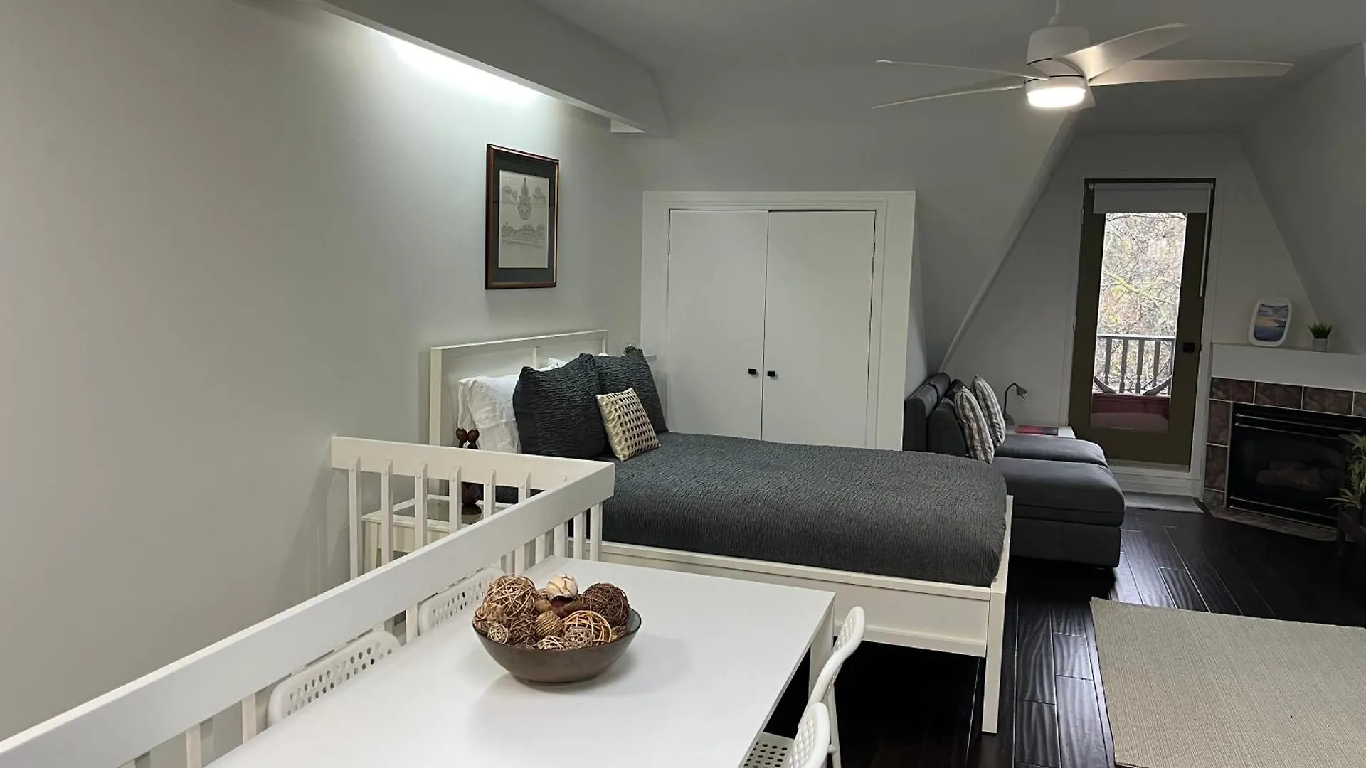 Bright, Private, Peaceful Suite With Retail Conveniences Steps Away Toronto Apartment