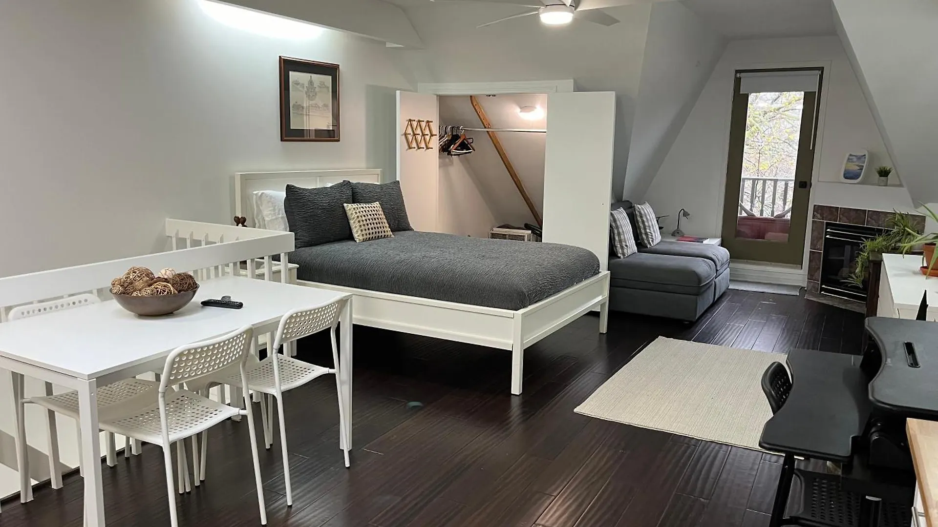 Apartment Bright, Private, Peaceful Suite With Retail Conveniences Steps Away Toronto