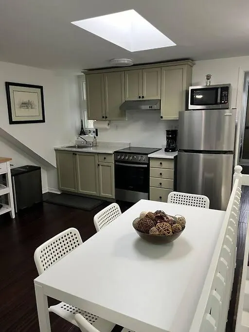 Apartment Bright, Private, Peaceful Suite With Retail Conveniences Steps Away Toronto Canada