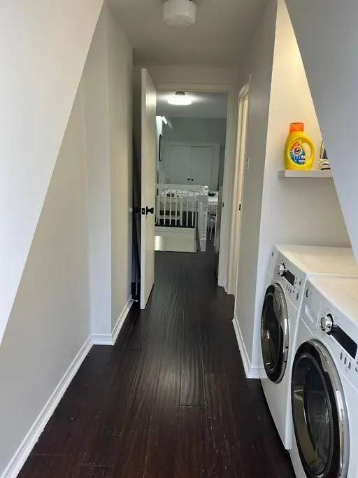 Apartment Bright, Private, Peaceful Suite With Retail Conveniences Steps Away Toronto