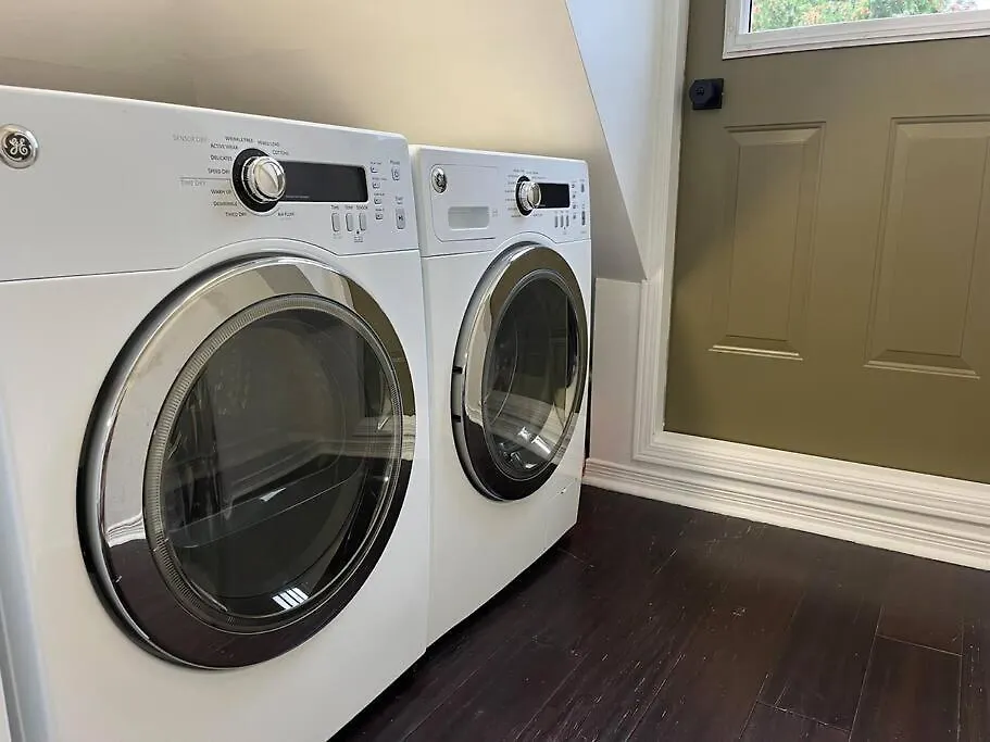 Bright, Private, Peaceful Suite With Retail Conveniences Steps Away Toronto Apartment
