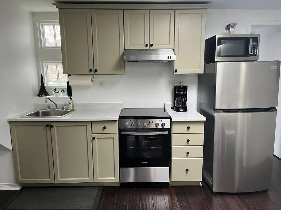 Apartment Bright, Private, Peaceful Suite With Retail Conveniences Steps Away Toronto Canada